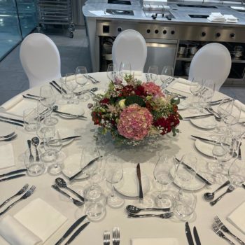 Pont_de_chailly_fleurs_EHL_centre_de_table_royale_evenementiel_cuisine_1