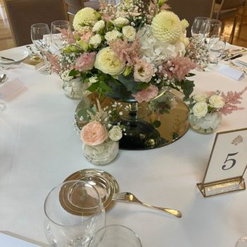 Pont_de_chailly_fleurs_beau_rivage_palace_sandoz_centre_de_table_miroir_coupe_sur_pied_decoration_florale_mariage_2