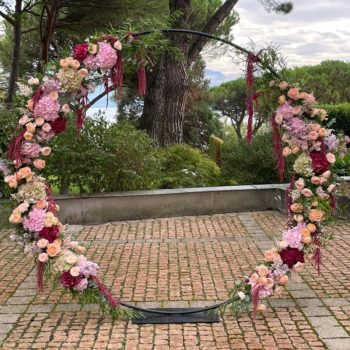 beau_rivage_palace_lausanne_arche_florale_mariage_pont_de_chailly_fleurs_ronde_pastel