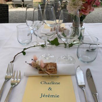 major_davel_cully_Pont_de_chailly_fleurs_chemin_de_table_mini_bouteille_colore_pastel_rose_2