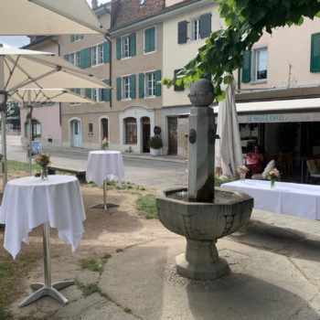 major_davel_cully_Pont_de_chailly_fleurs_chemin_de_table_mini_bouteille_colore_pastel_rose_5