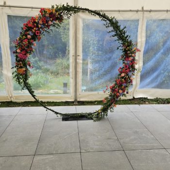 moulin_du_creux_begnins_arche_florale_mariage_pont_de_chailly_fleurs_coloree